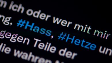 Auf dem Bildschirm eines Smartphones sieht man die Hashtags Hass und Hetze in einem Twitter-Post. © picture alliance/dpa/Fabian Sommer