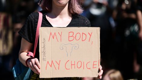 Abtreibungsbefürworter und Befürworterinnen demonstrieren in München © picture alliance/ SZ Photo/ Robert Haas