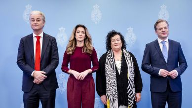 Geert Wilders (PVV), Dilan Yesilgoz (VVD), Caroline van der Plas (BBB) und Pieter Omtzigt (NSC) während der Präsentation des Hauptlinienabkommens. Die vier Parteien PVV, NSC, VVD und BBB haben sich auf ein neues Kabinett geeinigt. © picture alliance/ ANP/ Koen van Weel