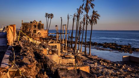 Abgebrannte Häuser am Malibu Beach bei Los Angeles (Quelle: IMAGO | Pacific Press Agency)