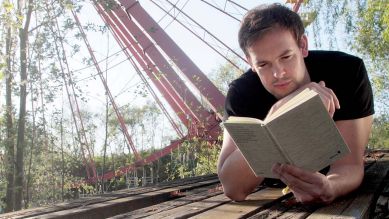 Schriftsteller lesen ein Lieblingsbuch in Berlin an Lieblingsplätzen: Bas Böttcher© gezett.de