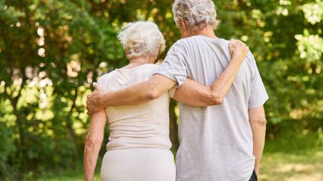 Seniorenpaar geht spazieren Arm in Arm in der Natur im Sommer; © dpa/Zoonar.com/Robert Kneschke