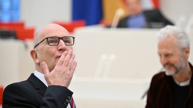 Dietmar Woidke (M), Ministerpräsident von Brandenburg, verteilt zu Beginn der Plenarsitzung im brandenburger Landtag Küsschen. © picture alliance/dpa | Sebastian Christoph Gollnow 