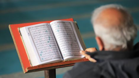 Mann liest im Koran, Gaza Stadt 23.03.2023; © dpa/ZUMA Press Wire/Belal Salem