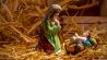 Maria mit Jesus in der Krippe; © dpa/Shotshop/manaemedia