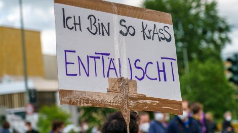 Plakat "Ich bin so krass enttäuscht" auf Demonstration nach Aufhebung des Mietendeckels, Berlin 23.05.2021; © picture alliance/SULUPRESS.DE/Marc Vorwerk