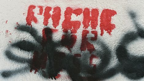 Übersprühter "Rache für"-Schriftzug auf einer Wand, Nauen, Brandenburg; © picture alliance/ZB/Bernd Settnik