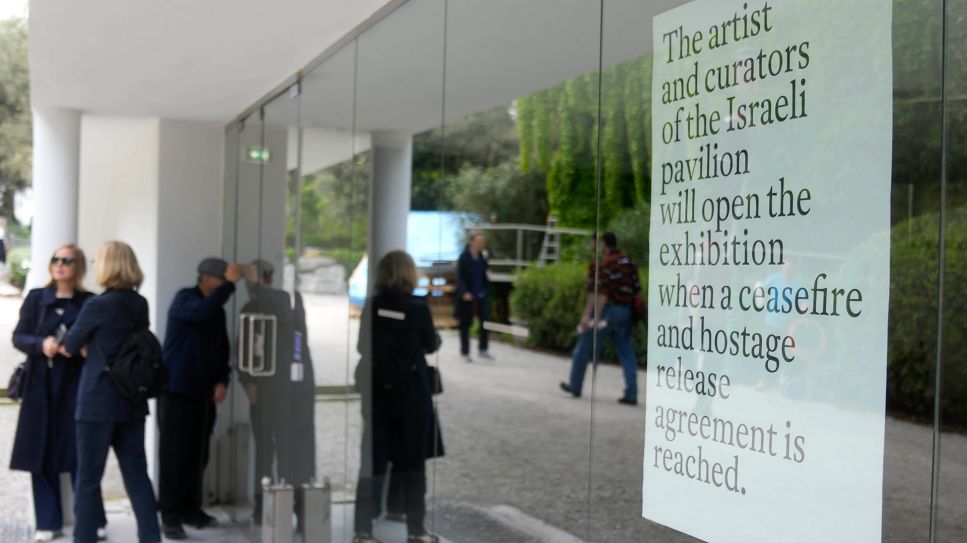 Menschen stehen vor dem geschlossenen israelischen Nationalpavillon auf der Biennale für zeitgenössische Kunst in Venedig © Luca Bruno/picture alliance/AP / dpa