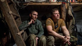 Ukrainische Soldaten ruhen sich in einem Schützengraben aus, Donezk, 11.04.2024; © picture alliance/AP/Alex Babenko