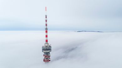 Ungarn, Pecs: Eine dichte Nebeldecke hüllt den Funkturm ein. © picture alliance/dpa | Tamas Soki