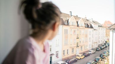 Einsames Kind schaut aus dem Fenster © Westend61 / Joseffson / picture alliance