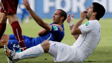 Fußball-Weltmeisterschaft 2014: Uruguays Stürmer Luis Suárez beißt italienischen Mitspieler Giorgio Chiellini © Emilio Lavandeira Jr. / picture alliance / dpa
