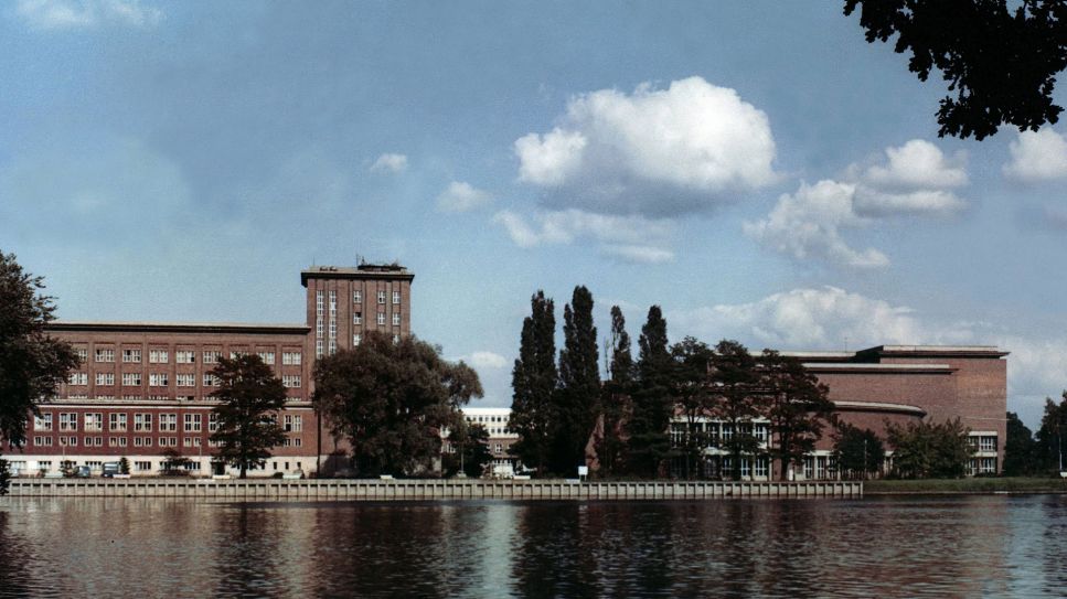 Aussenansicht des zentralen Funkhauses der DDR in der Nalepastraße in Berlin-Oberschöneweide © picture alliance / SZ Photo | Peter Probst