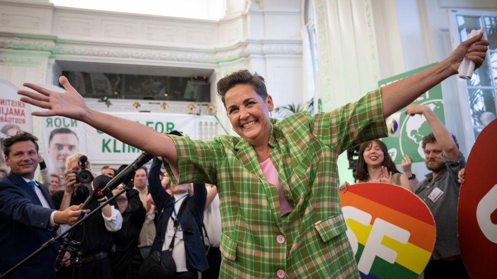 Die dänische Vorsitzende der Sozialistischen Volkspartei, Pia Olsen Dyhr, jubelt bei ihrer Ankunft auf einer Wahlparty zum Europäischen Parlament in Christiansborg © picture alliance/ dpa/ Ritzau Scanpix Foto/ AP/ Bo Amstrup