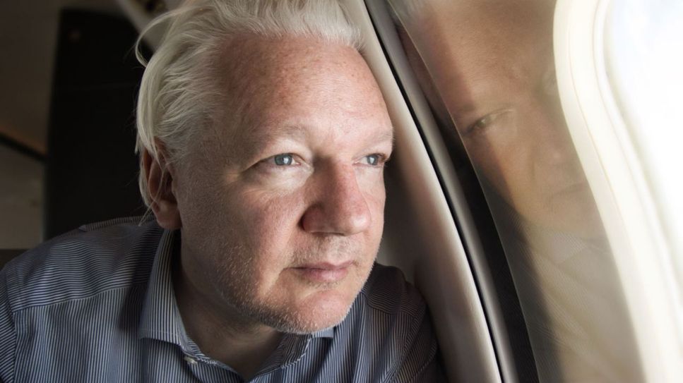Screenshot aus dem Wikileaks-Konto X: Julian Assange an Bord eines Fluges nach Bangkok nach seiner Entlassung aus dem Gefängnis © @wikileaks / PA Wire / picture alliance / dpa