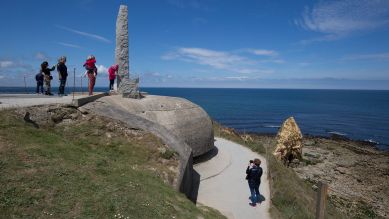 Omaha Beach: Touristen am Pointe du Hoc/Ranger Memorial; © picture alliance/dpa/Ulrich Baumgarten