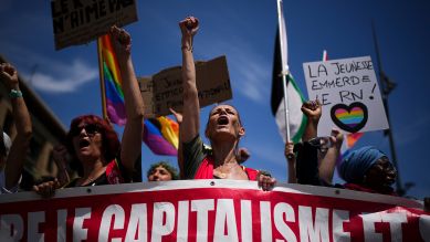 Demonstranten singen Sprechchöre während einer Demonstration. Anti-Rassismus-Gruppen, französische Gewerkschaften und eine neue Linkskoalition haben in ganz Frankreich gegen das Erstarken der nationalistischen extremen Rechten protestiert, 15.06.2024; © picture alliance/dpa/AP/Daniel Cole
