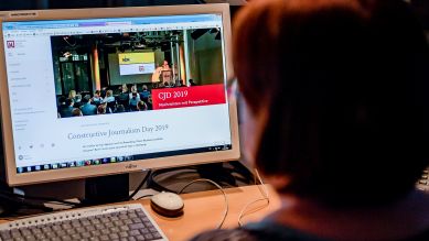 Eine Redaktuerin des NDR-Hörfunks hat an ihrem Arbeitsplatz die Website des Constructive Journalism Day (CJD) 2019 aufgerufen; © picture alliance/dpa/Axel Heimken