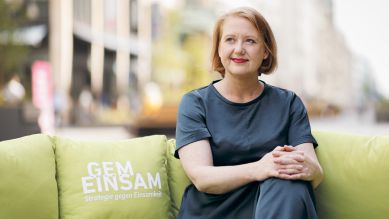 Lisa Paus, Bundesministerin fuer Familie, Senioren, Frauen und Jugend, aufgenommen im Rahmen von Gesprächen mit Bürger*innen im Rahmen der Aktionswoche "Gemeinsam aus der Einsamkeit", Juni 2023; © picture alliance/photothek/Felix Zahn