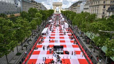 Picknick auf der Champs-Élysées in Paris © Abdullah Firas/ABACA / picture alliance Picknick auf der Champs-Élysées in Paris © Abdullah Firas/ABACA / picture alliance