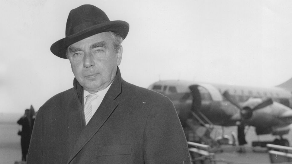 Erich Kästner bei seiner Ankunft am Flughafen Schwechat, Wien © picture alliance/ brandstaetter images/ Votava