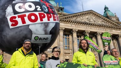 Aktivisten des BUND protestieren vor dem Bundesverwaltungsgericht in Leipzig gegen die Planungen für die A20; © picture alliance/dpa/Hendrik Schmidt