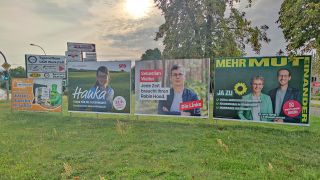 Wahlplakate zur Landtagswahl: L-R: Wahlplakat Freie Wähler, SPD, Linke mit Sebastian Walter, Grüne mit Antje Töpfer und Benjamin Raschke © picture alliance / dts-Agentur