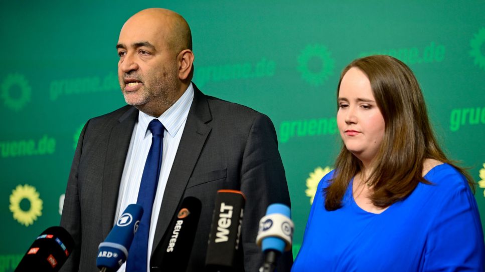 Grünen-Parteivorsitzende Ricarda Lang (r) und Omid Nouripour sprechen bei einem Statement in der Bundesgeschäftsstelle Bündnis 90/Die Grünen. © picture alliance/dpa | Fabian Sommer