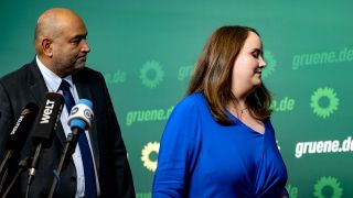 Grünen-Parteivorsitzenden Ricarda Lang (r) und Omid Nouripour verlassen eine Pressekonferenz in der Bundesgeschäftsstelle Bündnis 90/Die Grünen. © picture alliance/dpa | Fabian Sommer