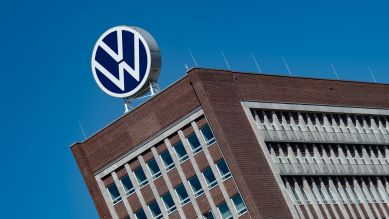 Logo von Volkswagen ist auf dem Dach des Markenhochhauses auf dem Werksgelände von VW © picture alliance/dpa/Swen Pförtner