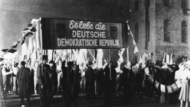 Massenkundgebung anlässlich der Gründung der DDR, Berlin-Mitte, 11. Oktober 1949 © akg-images/picture alliance/dpa