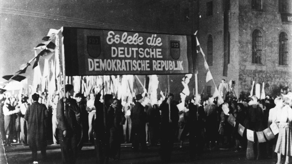 Massenkundgebung anlässlich der Gründung der DDR, Berlin-Mitte, 11. Oktober 1949 © akg-images/picture alliance/dpa