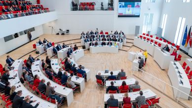 Die wiedergewählte Landtagspräsidentin Ulrike Liedtke (SPD) spricht während der Konstituierenden Sitzung des Landtags Brandenburg. © picture alliance/dpa/dpa;POOL/ Soeren Stache