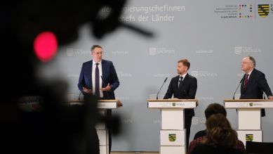 Alexander Schweitzer (SPD/ l-r), Ministerpräsident des Landes Rheinland-Pfalz, Michael Kretschmer (CDU), Ministerpräsident des Landes Sachsen, und Stephan Weil (SPD) Ministerpräsident des Landes Niedersachsen, sprechen auf einer Pressekonferenz. Dort wurden die Ergebnisse der Ministerpräsidentenkonferenz erläutert. © picture alliance/dpa/Sebastian Willnow