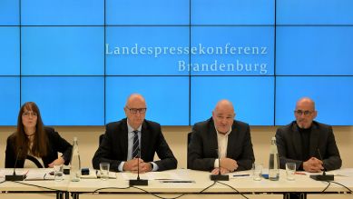Pressekonferenz im Brandenburger Landtagsgebäude: SPD und BSW sind in Brandenburg auf dem Weg zu Koalitionsverhandlungen einen wichtigen Schritt vorangekommen. © picture alliance/dpa/Michael Bahlo