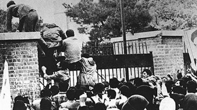 Radikale iranische Studenten klettern über das Tor und stürmen am 4. November 1979 die amerikanische Botschaft in Teheran © picture alliance / dpa | epa Irna