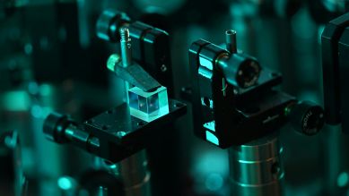 Quantenphysik – Strahlteiler aufgenommen in einem Labor zur Polarisation und Verschränkung von Lichtteilchen (Photonen) © picture alliance/ HELMUT FOHRINGER/ APA/ picturedesk.com 