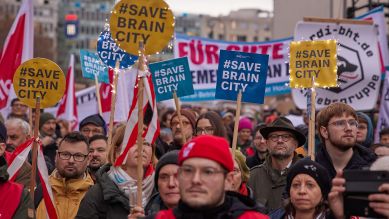 Hunderte Menschen aus der Berliner Wissenschaft demonstrieren unter dem Motto #SaveBrainCity! vor dem Abgeordnetenhaus gegen die geplanten Kürzungen im Wissenschaftsetat; © picture alliance/dpa/Jörg Carstensen