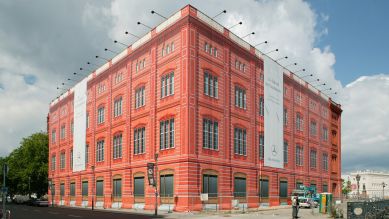 Nachbildung der Bauakademie von Schinkel auf bedruckten Planen, die an einem Geruest aufgehängt sind; © picture alliance/Caro/Muhs
