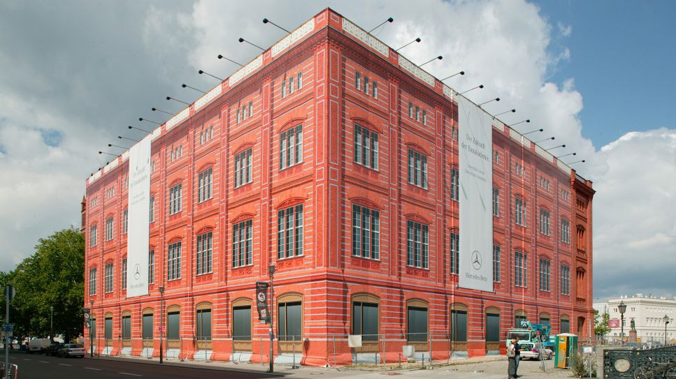 Nachbildung der Bauakademie von Schinkel auf bedruckten Planen, die an einem Geruest aufgehängt sind; © picture alliance/Caro/Muhs