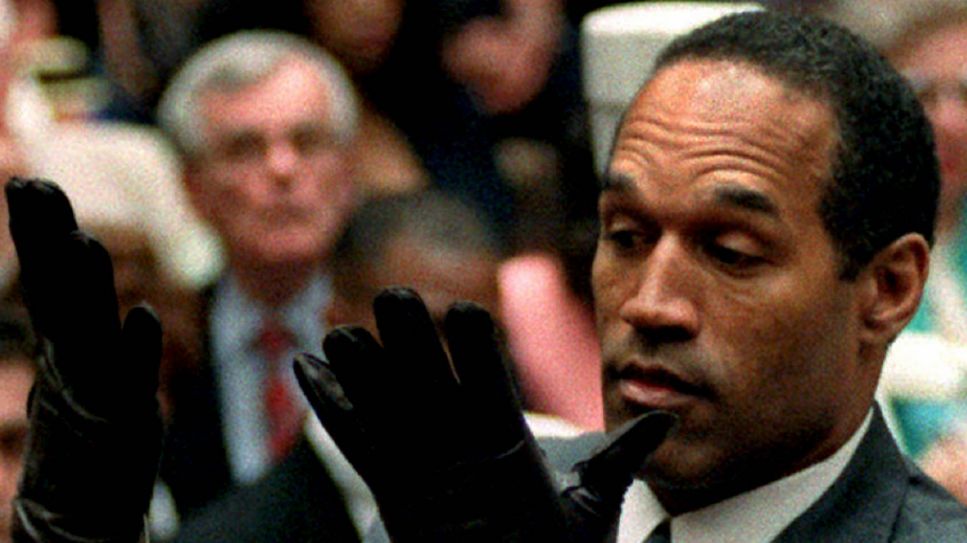 O.J. Simpson bei der "Handschuhanprobe" im Doppelmordprozess in Los Angeles (21.06.1995) © Vince Bucci/picture alliance/dpa
