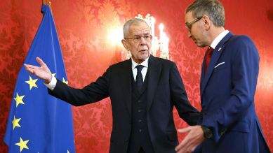 Bundespräsident Alexander Van der Bellen (l) empfängt FPÖ-Bundesparteiobmann Herbert Kickl in der Präsidentschaftskanzlei in Wien. © picture alliance/dpa/APA | Tobias Steinmaurer 