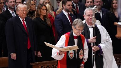 Präsident Donald Trump, links, sieht zu, wie Bischöfin Mariann Edgar Budde, zweite von rechts, zum nationalen Gebetsgottesdienst in der Washington National Cathedral in Washington kommt. © picture alliance/dpa/AP/Evan Vucci
