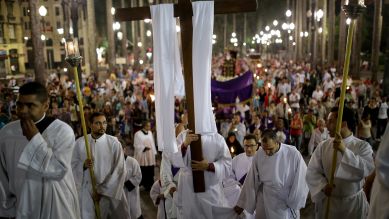 Priester vor Kathedrale in São Paulo, Brasilien © NurPhoto/Tiago Mazza Chiaravalloti / picture alliance/dpa