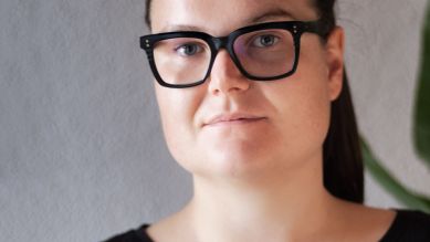 Miriam Unterthiner, Preisträgerin des Kleist-Förderpreises für neue Dramatik 2025, für ihr Stück "Blutbrot"; © picture alliance/dpa/Messe und Veranstaltungs GmbH Frankfurt (Oder)/Florian Dariz