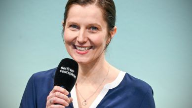 Festivalleiterin Nora Hertlein-Hull spricht bei der Bekanntgabe der Jury-Auswahl zum Theatertreffen 2025 im Haus der Berliner Festspiele; © picture alliance/dpa/Jens Kalaene