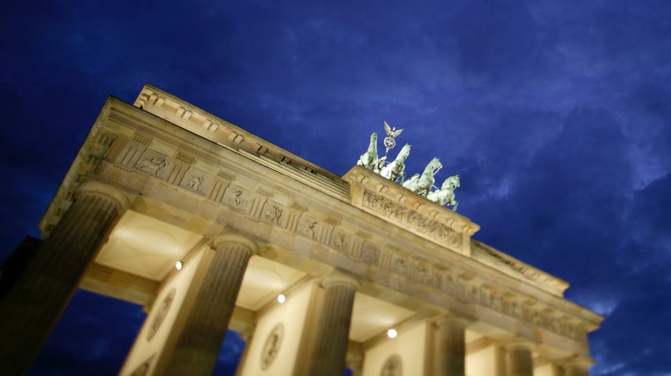 Brandenburger Tor und Quadriga mit starker Bewoelkung am Himmel bei Dämmerung; © picture alliance/Caro/Muhs