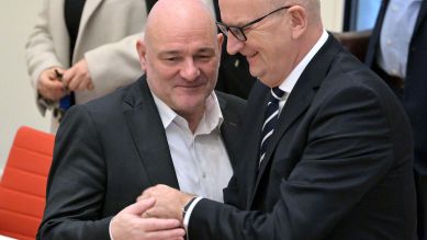 Der stellvertretende Ministerpräsident Robert Crumbach (BSW), Minister für Finanzen und Europa in Brandenburg, und Ministerpräsident Dietmar Woidke (SPD)