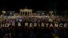Lichtermeer am Brandenburger Tor für Demokratie und gegen den Rechtsruck, Vorn leuchtende Buchstaben: "Hope & Resistance", Berlin 25.01.2025; © picture alliance/PIC ONE/Stefan Müller