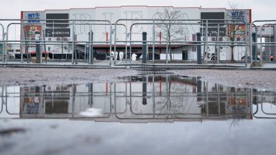 Absperrgitter stehen auf dem Parkplatz vor der WT Energiesysteme Arena Riesa. Anlass ist der bevorstehende AfD-Bundesparteitag am 11. und 12.01.2025; © picture alliance/dpa/Sebastian Kahnert